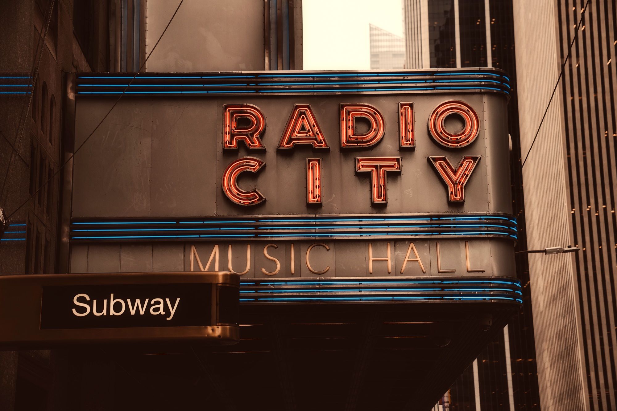 Fachada ilumina con neón del Radio City Music Hall en Nueva York