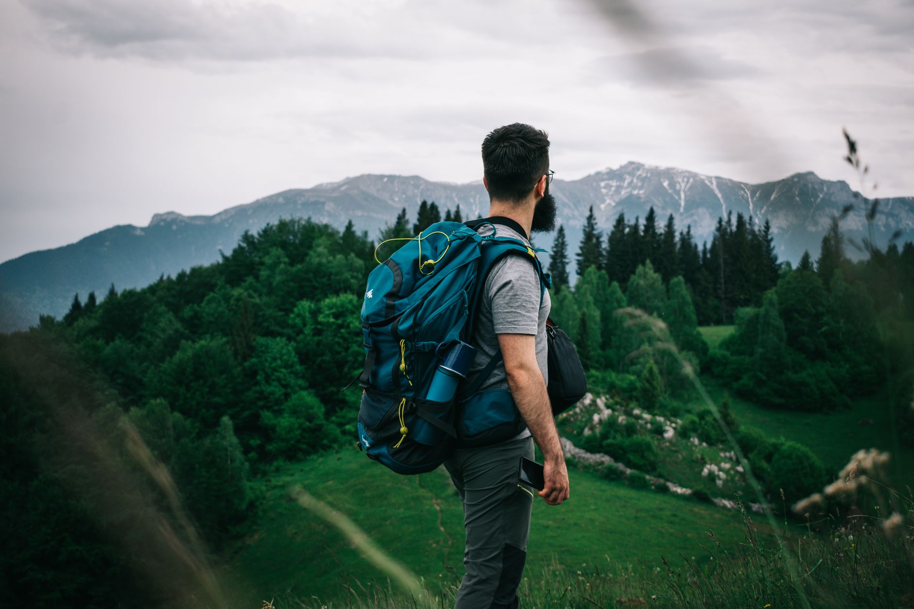 Viajero solo con mochila caminando por la montaña