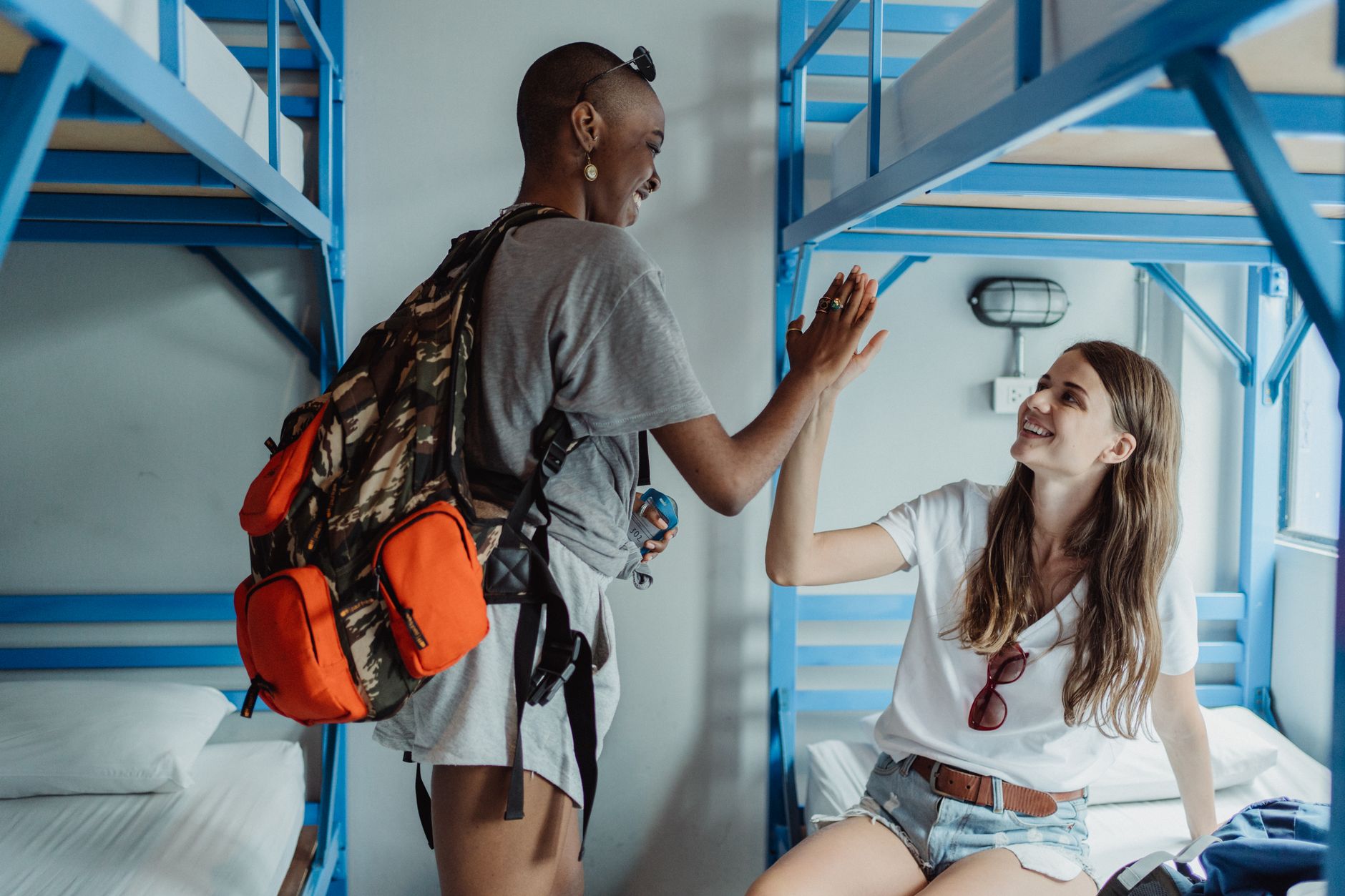 Zona común de un hostel con viajeros charlando