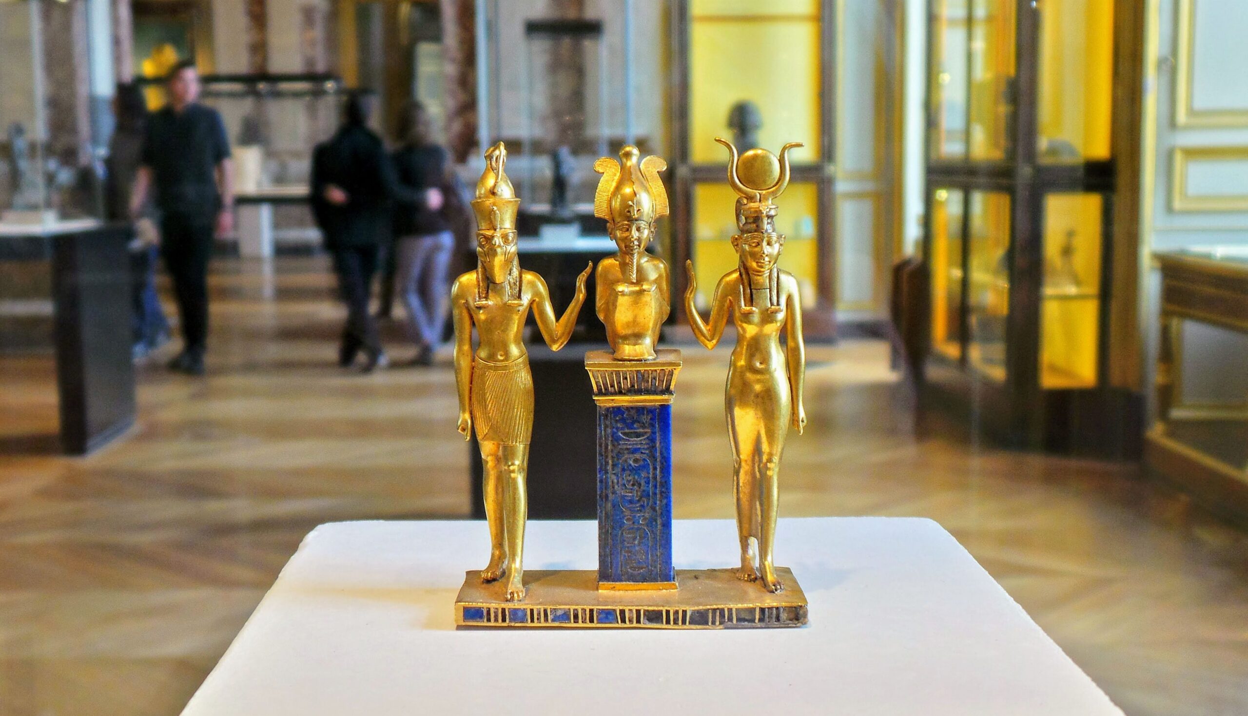 Museos de El Cairo: guía 2026 más allá de las momias 3 Estatuas doradas egipcias expuestas en una sala de museo