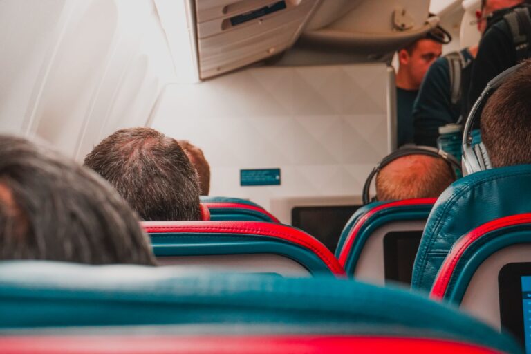 Home Elementor 7 Interior de la cabina de un avión con pasajeros sentados en clase turista