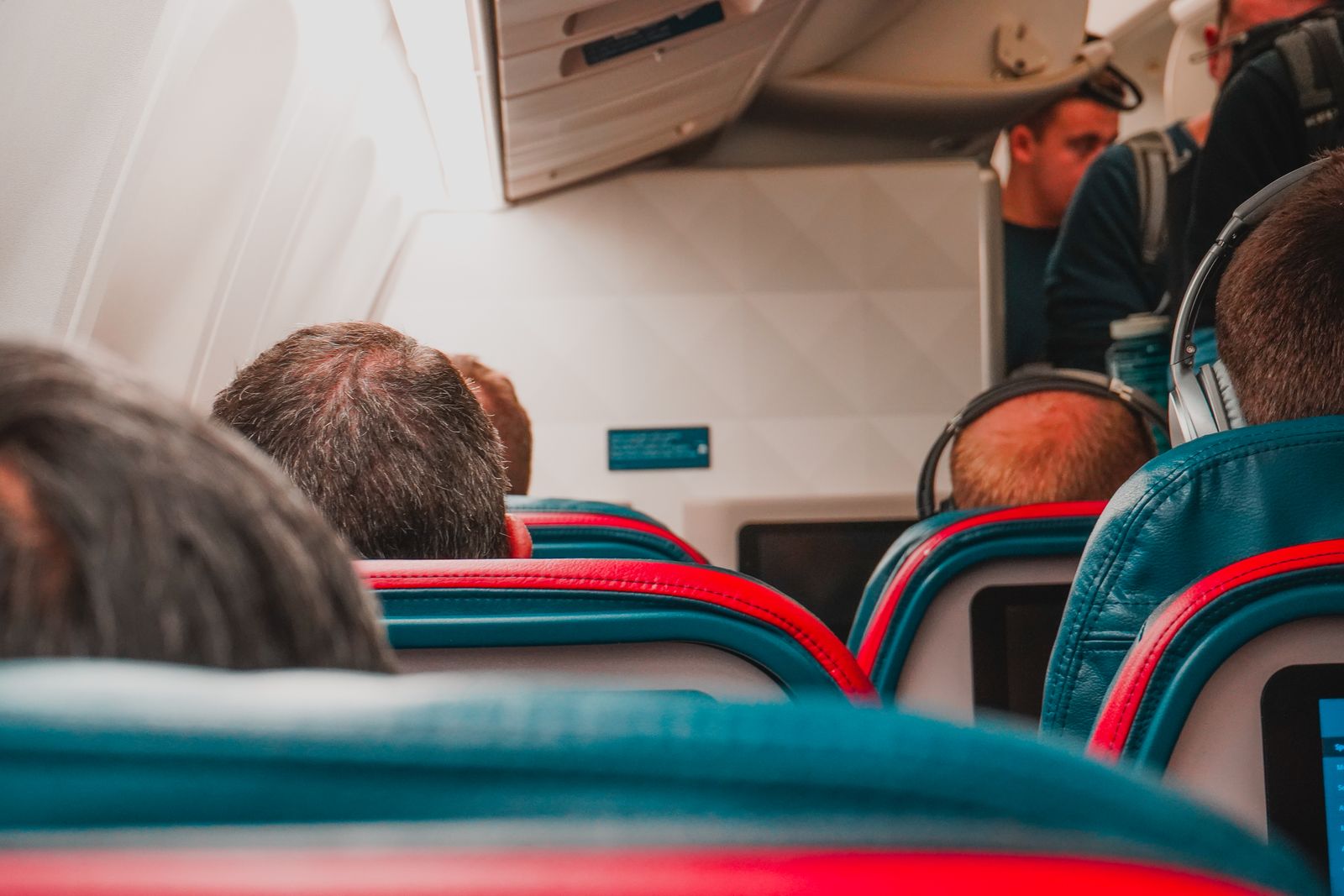 Síndrome de la clase turista: cómo evitarlo en vuelos largos 1 Interior de la cabina de un avión con pasajeros sentados en clase turista