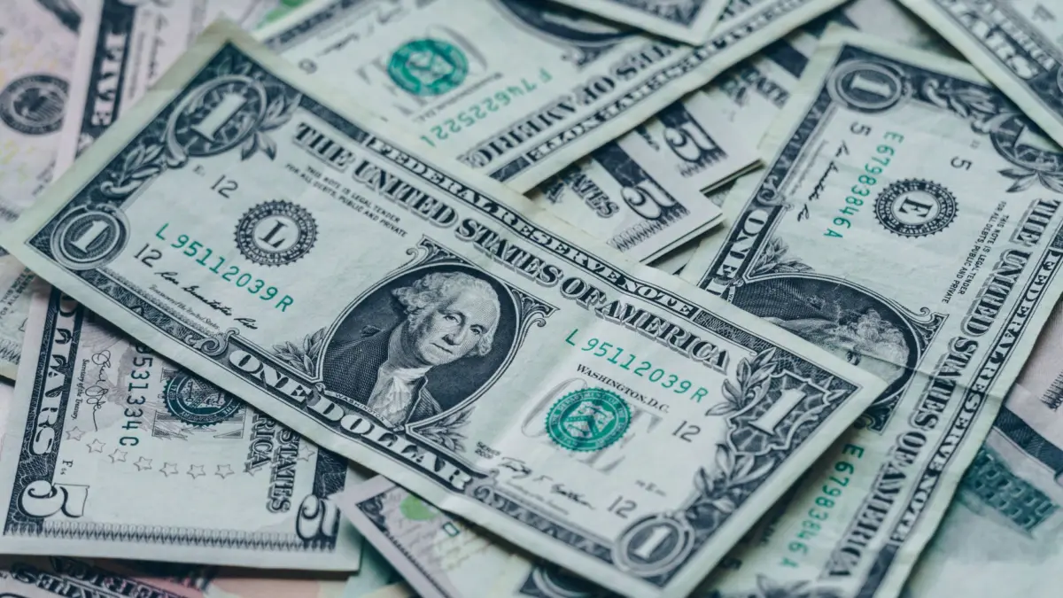 Billetes de dólar estadounidense de distintas denominaciones