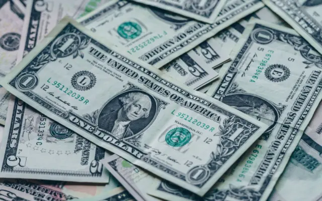 Billetes de dólar estadounidense de distintas denominaciones