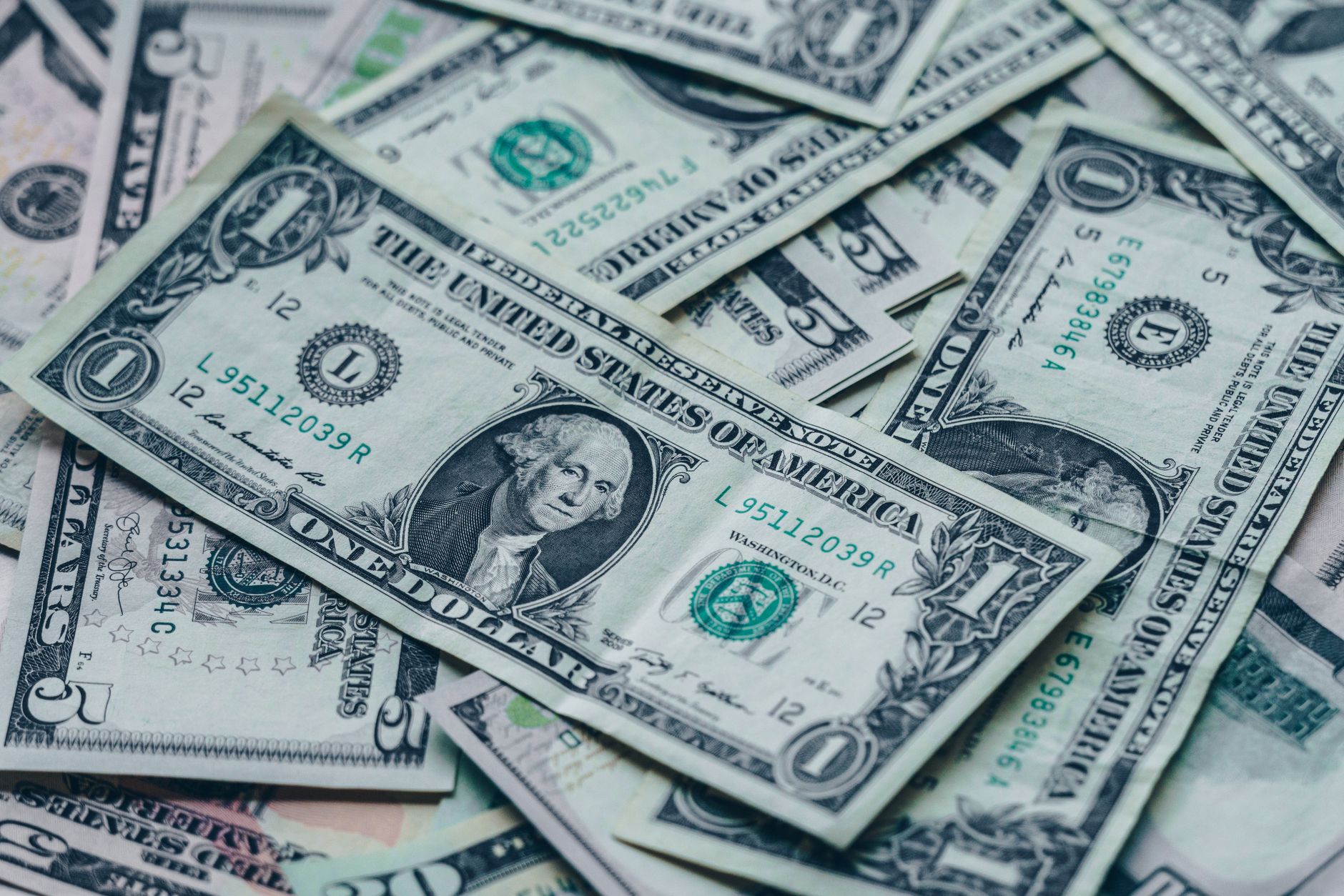 Efectivo en tu viaje a Estados Unidos: qué billetes llevar y cómo evitar falsos 1 Billetes de dólar estadounidense de distintas denominaciones