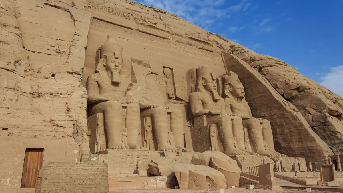 Fachada del templo mayor de Abu Simbel con las cuatro estatuas colosales de Ramsés II