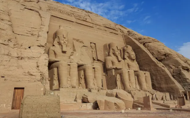 Fachada del templo mayor de Abu Simbel con las cuatro estatuas colosales de Ramsés II