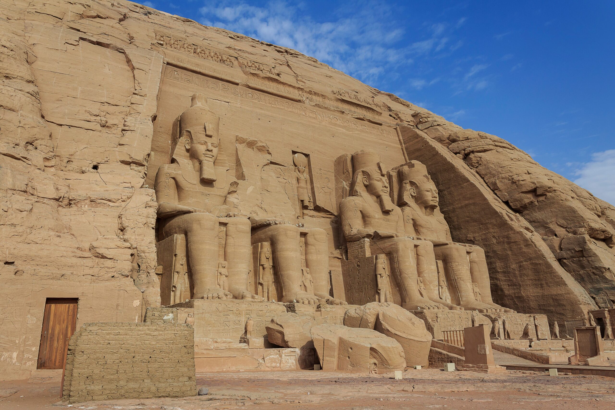 Fachada del templo mayor de Abu Simbel con las cuatro estatuas colosales de Ramsés II