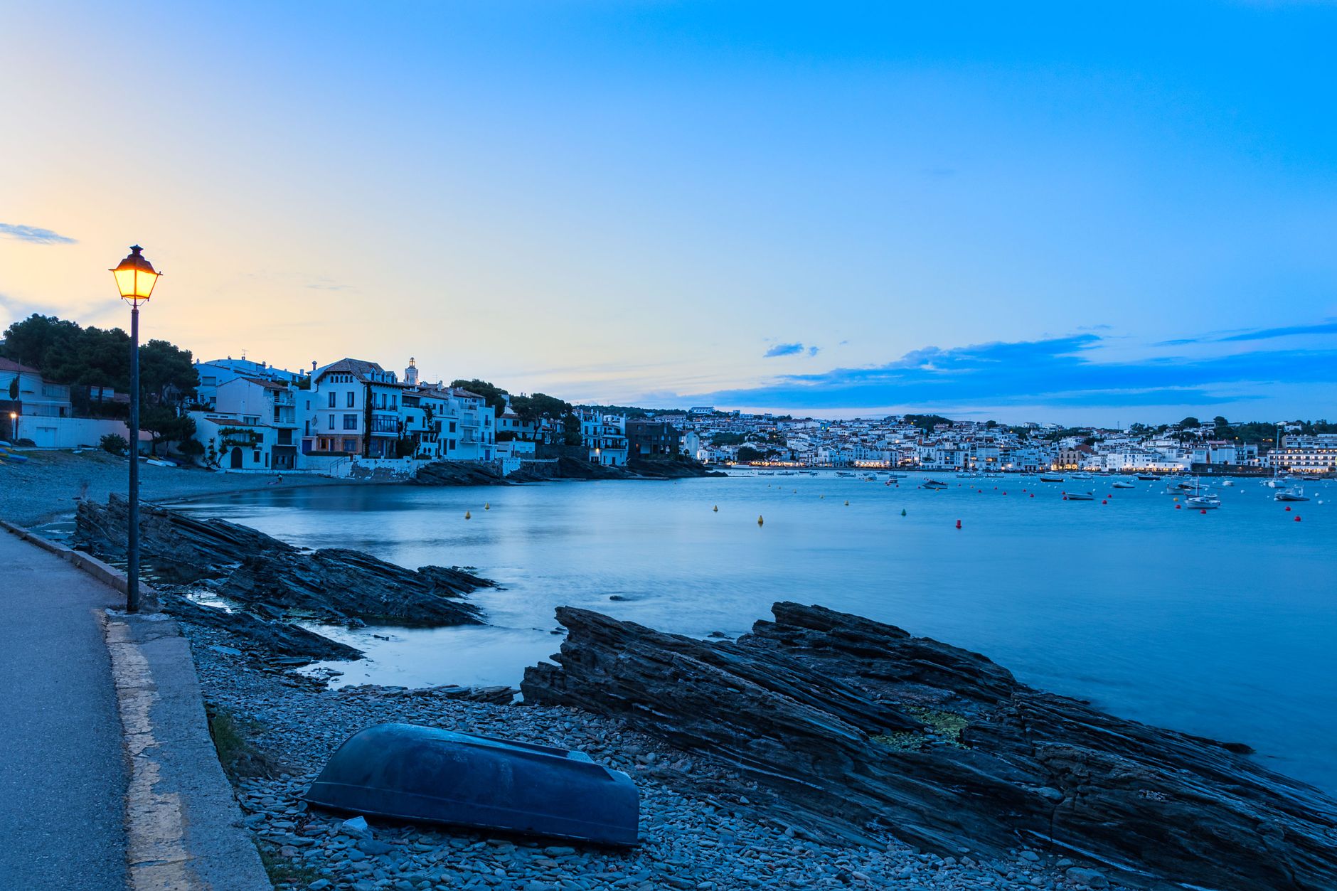 Calas y costa de Cadaqués al atardecer