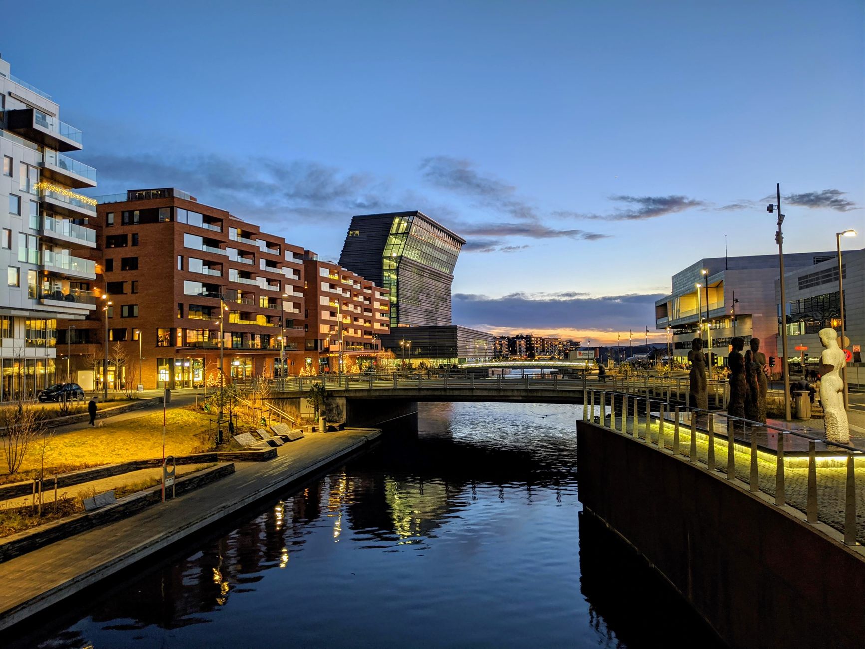 Edificio moderno museo contemporáneo frente al agua Oslo