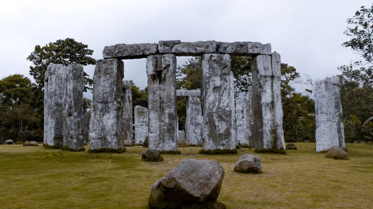 Réplica de un círculo de piedras al estilo Stonehenge en un entorno de hierba