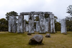 Réplica de un círculo de piedras al estilo Stonehenge en un entorno de hierba