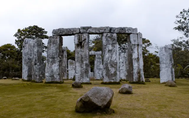 Réplica de un círculo de piedras al estilo Stonehenge en un entorno de hierba