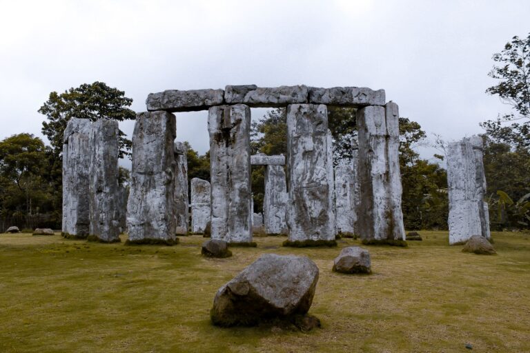 Home Elementor 4 Réplica de un círculo de piedras al estilo Stonehenge en un entorno de hierba
