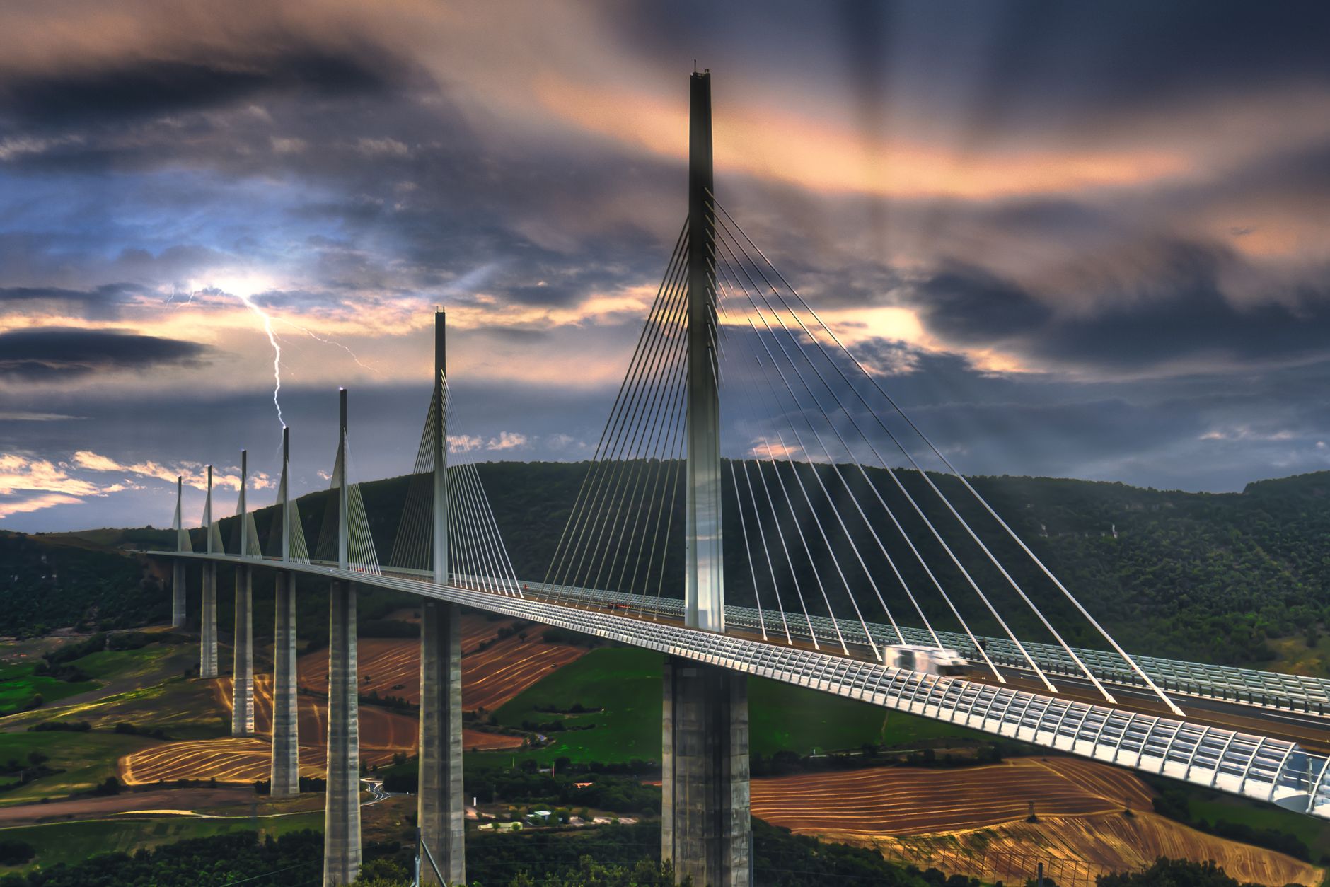 Viaducto de Millau: el puente más alto del mundo, en Aveyron 2 Vista del tablero del Viaducto de Millau sobre el valle del Tarn