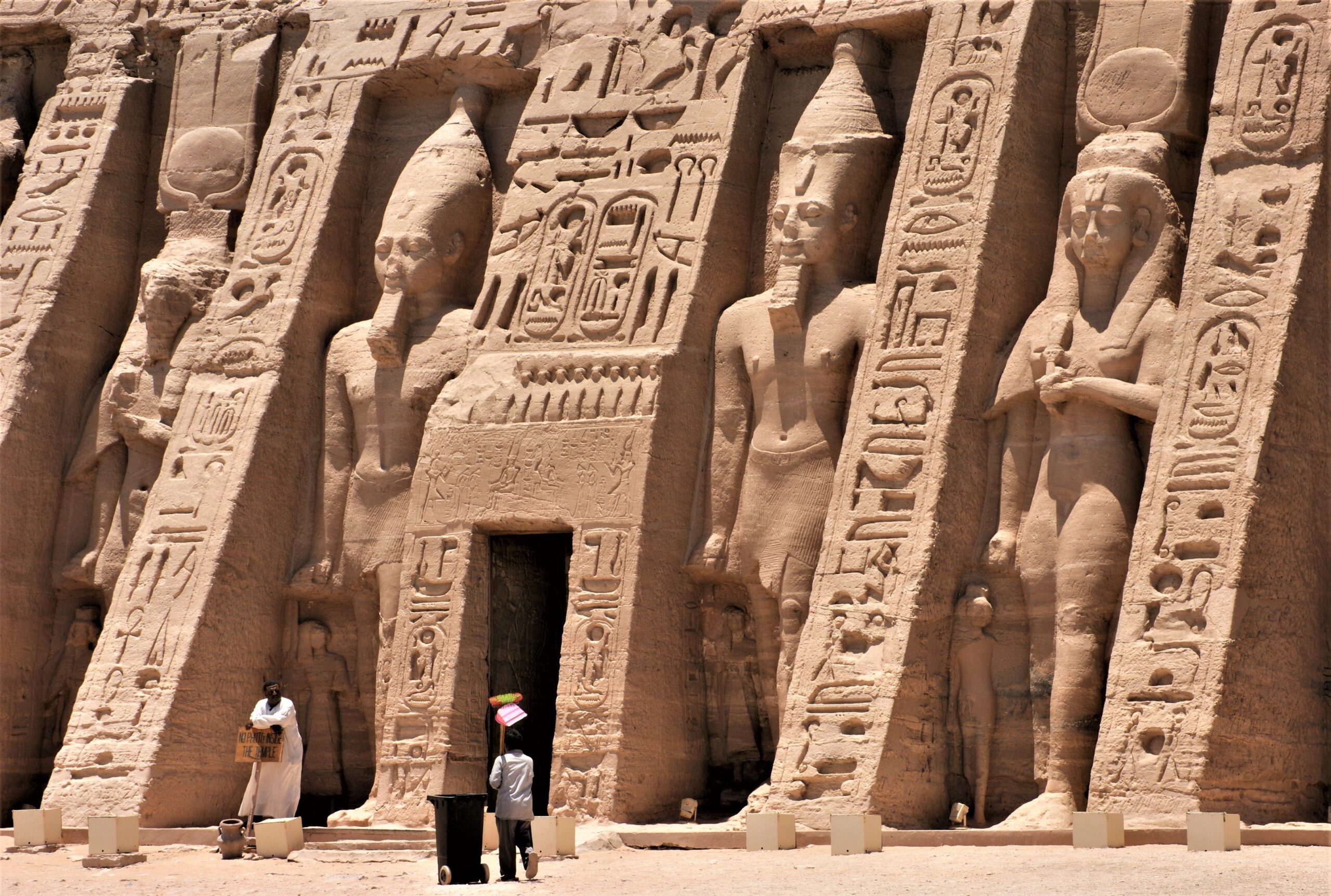 Abu Simbel: guía para visitar los templos de Ramsés II en Egipto 1 Estatuas colosales talladas en roca en el complejo de Abu Simbel, Egipto