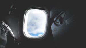 Ala de avión entre nubes en pleno vuelo
