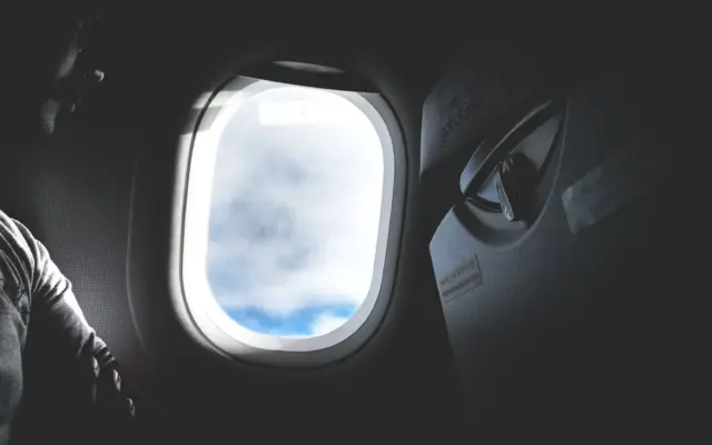 Ala de avión entre nubes en pleno vuelo