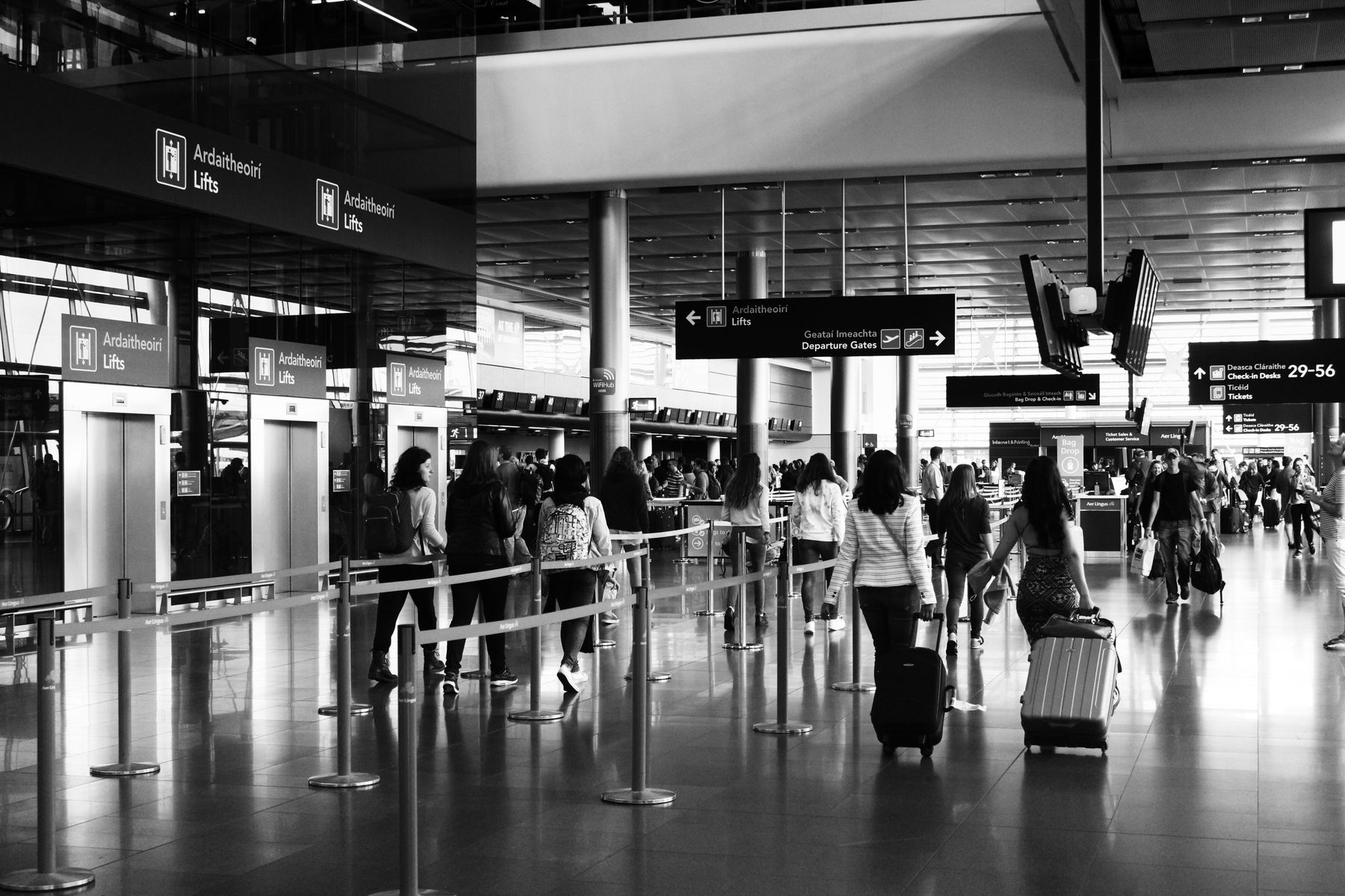 Check-in online de Aerolíneas Argentinas: guía 2026 2 Pasajero mostrando la tarjeta de embarque en el móvil en el aeropuerto