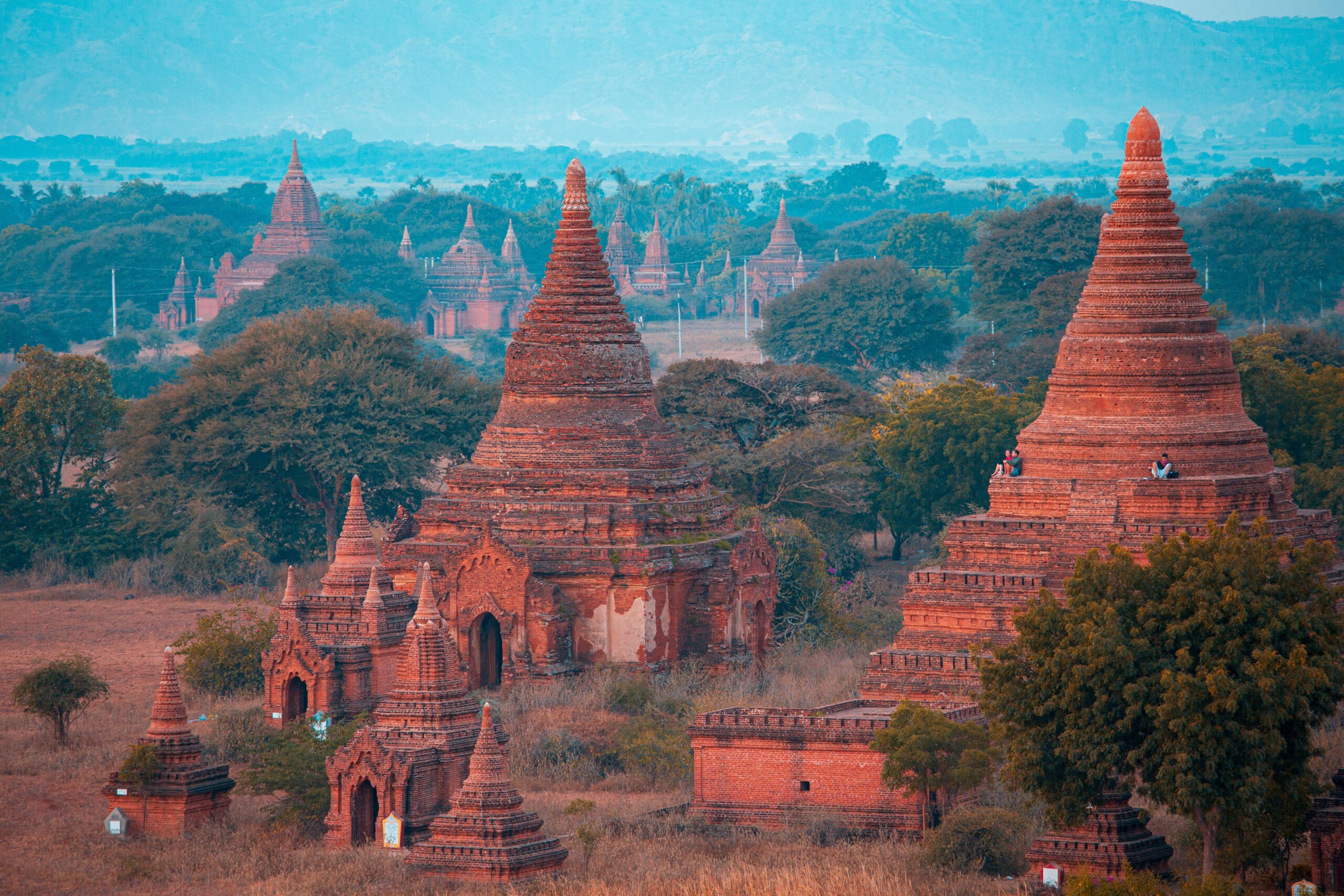 Templos de Bagan en Myanmar: cómo visitarlos y cuándo ir 2 Vista de las estupas antiguas de Bagan entre la vegetación, Myanmar