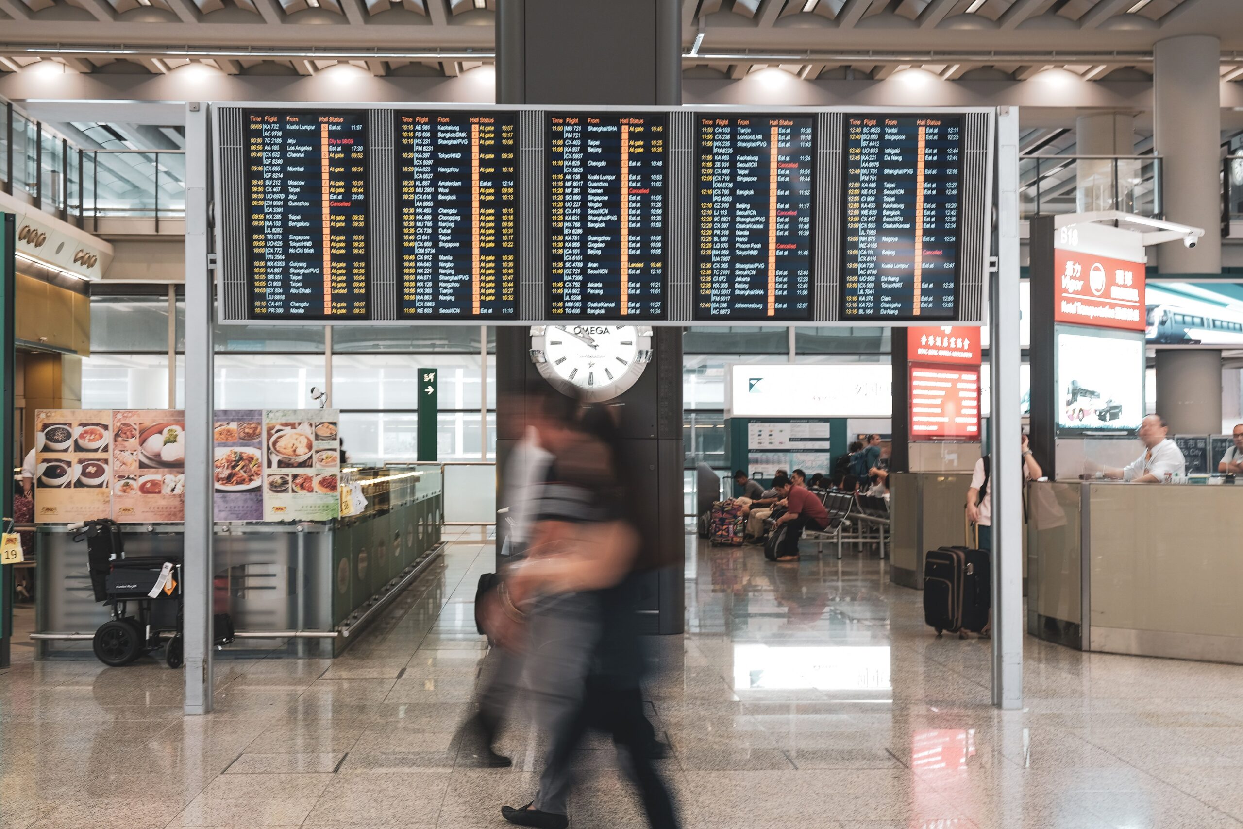 Terminal 5 de Heathrow: guía práctica para volar por T5 2 Terminal de aeropuerto moderna con pantallas de salidas y reloj