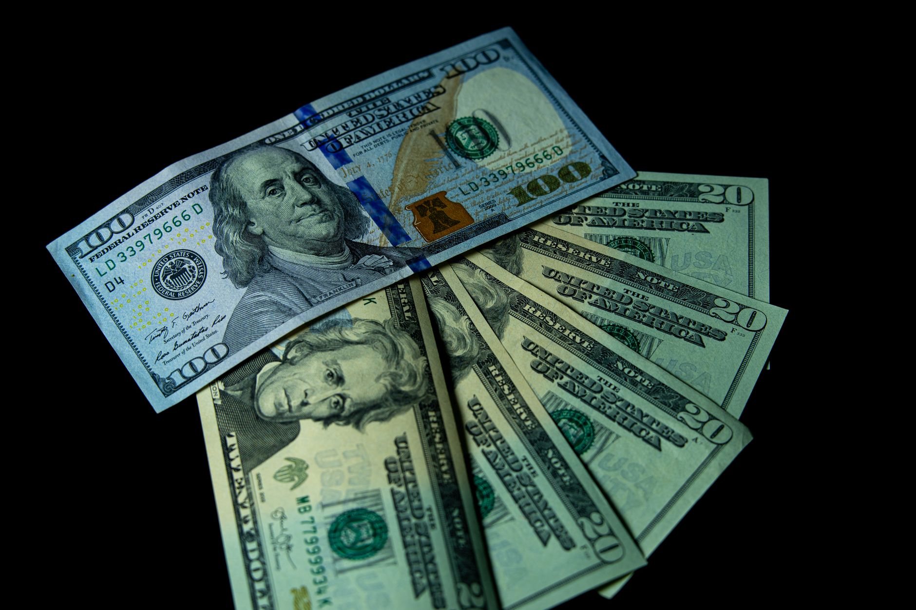 Efectivo en tu viaje a Estados Unidos: qué billetes llevar y cómo evitar falsos 2 Persona pagando en efectivo con dólares en un comercio