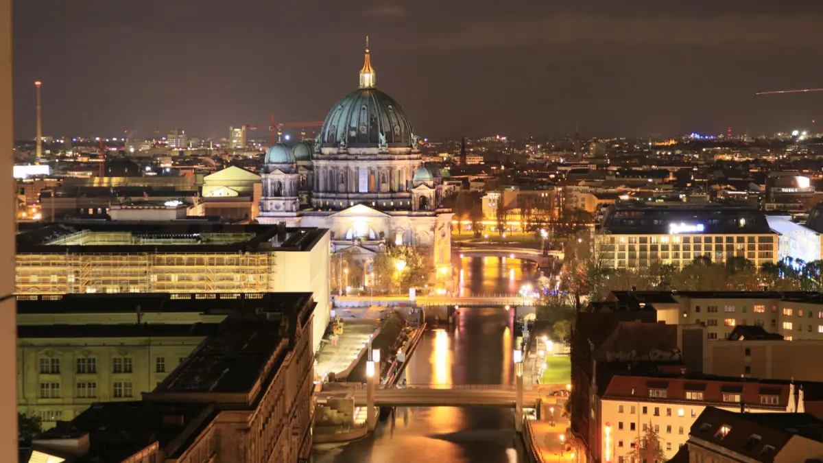 Berlín de noche, skyline y ambiente urbano