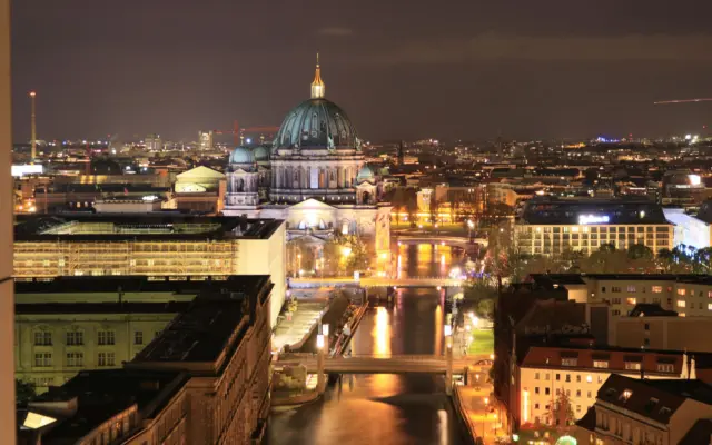 Berlín de noche, skyline y ambiente urbano