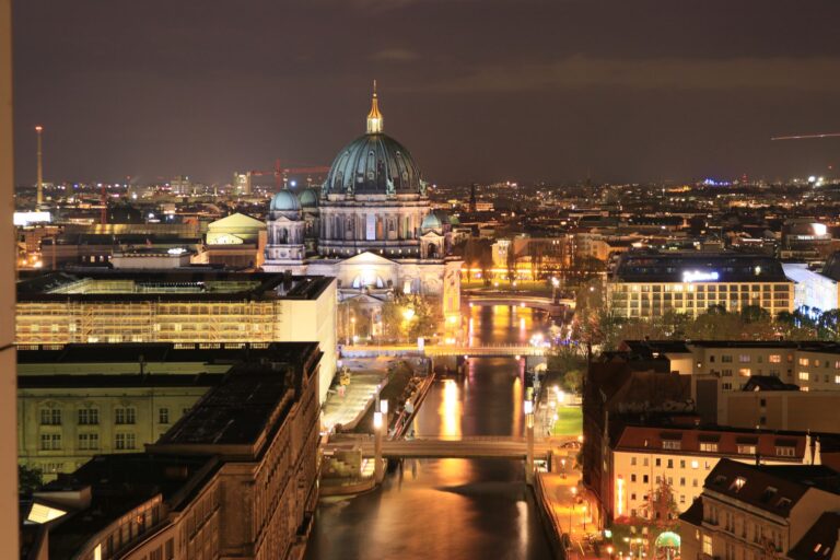 Berlín de noche, skyline y ambiente urbano
