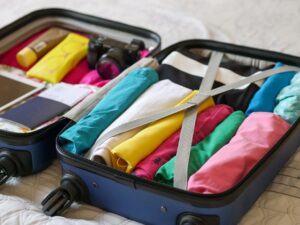 Accesorios de viaje ordenados sobre una maleta abierta