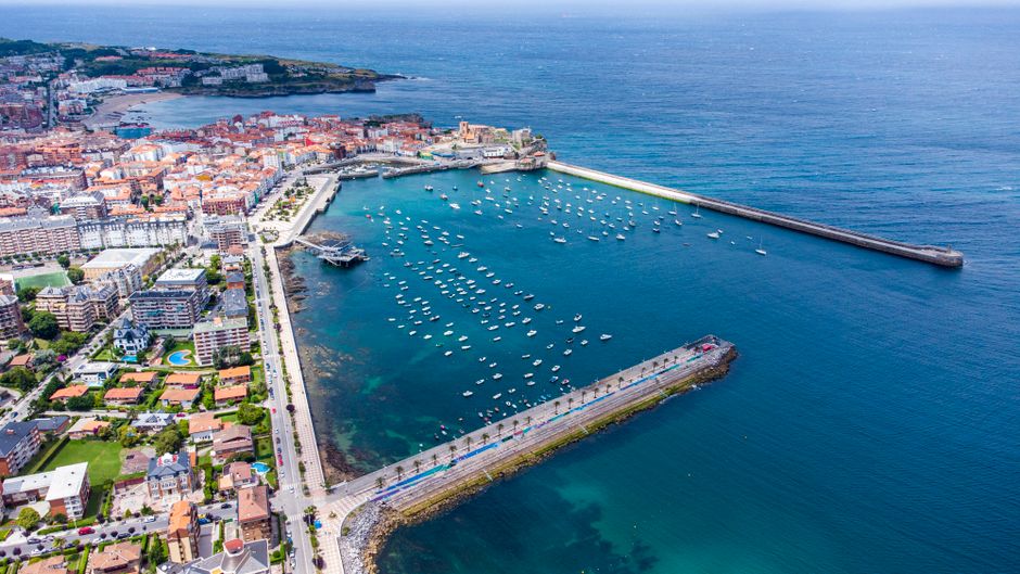 Pasión Viviente de Castro Urdiales: guía para verla en Semana Santa 2027 3 Vista aérea de Castro Urdiales, Cantabria