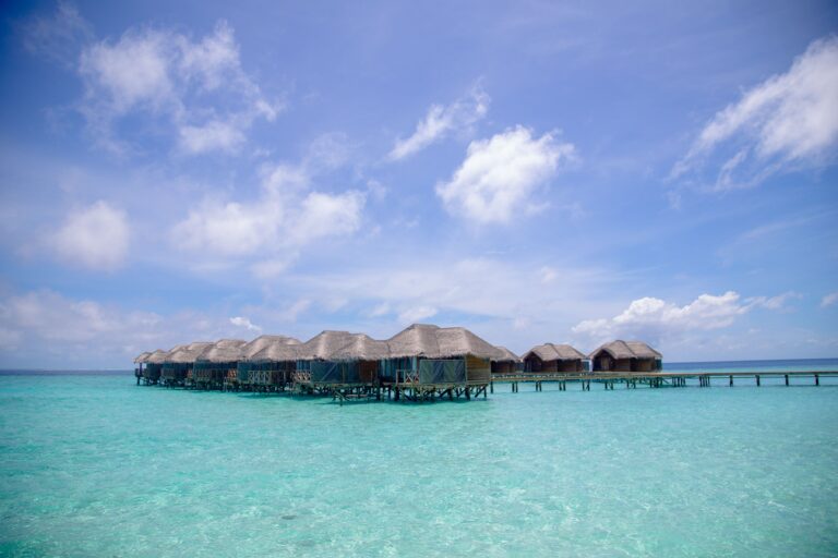Home Elementor 6 Bungalows sobre el agua en un resort tropical de Maldivas