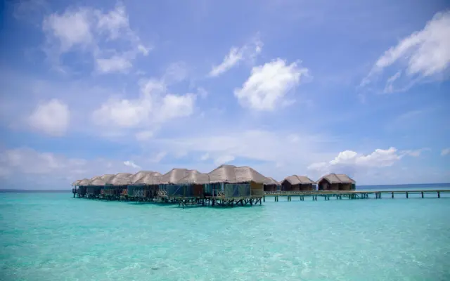 Bungalows sobre el agua en un resort tropical de Maldivas