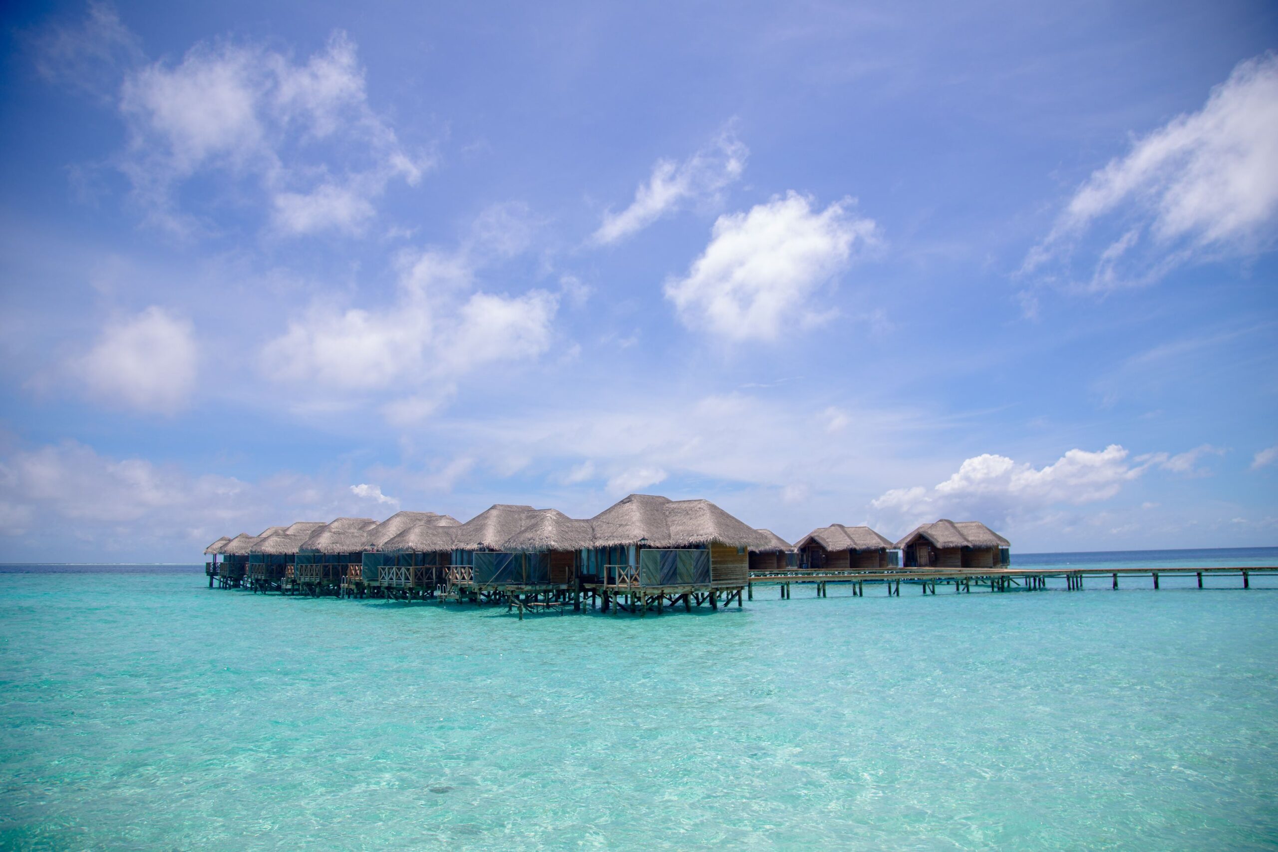 Bungalows sobre el agua en un resort tropical de Maldivas