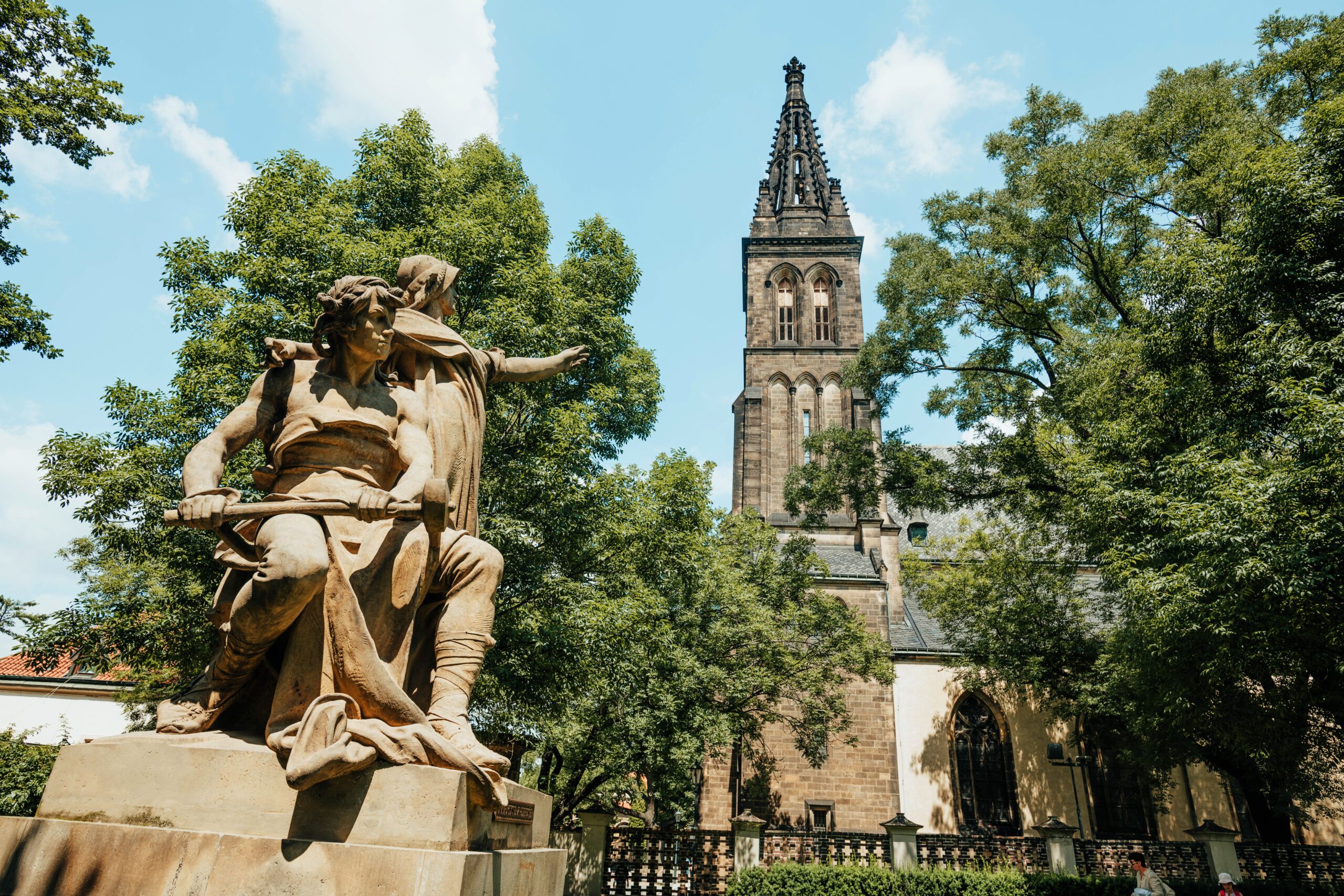 Torres góticas de la basilica de San Pedro y San Pablo en el recinto de Vysehrad, Praga