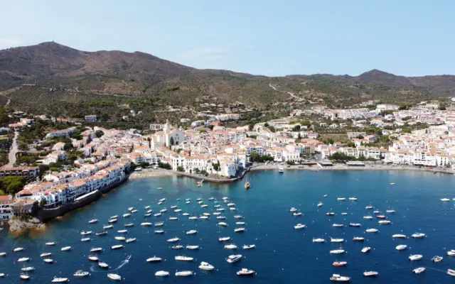 Vista de Cadaqués, pueblo costero de la Costa Brava