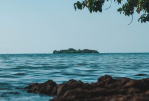 Vista de la costa de Negril, Jamaica, con aguas turquesas