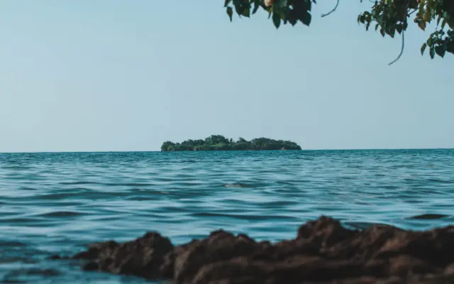 Vista de la costa de Negril, Jamaica, con aguas turquesas