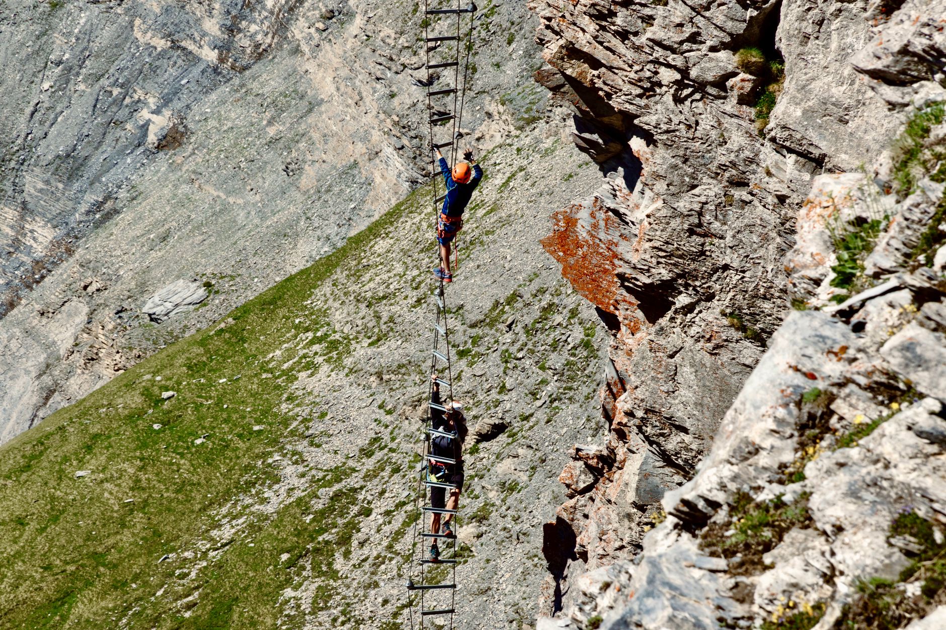 Skylodge Adventure Suites: dormir colgado sobre el Valle Sagrado de Perú 2 Escalada por vía ferrata en una pared de roca