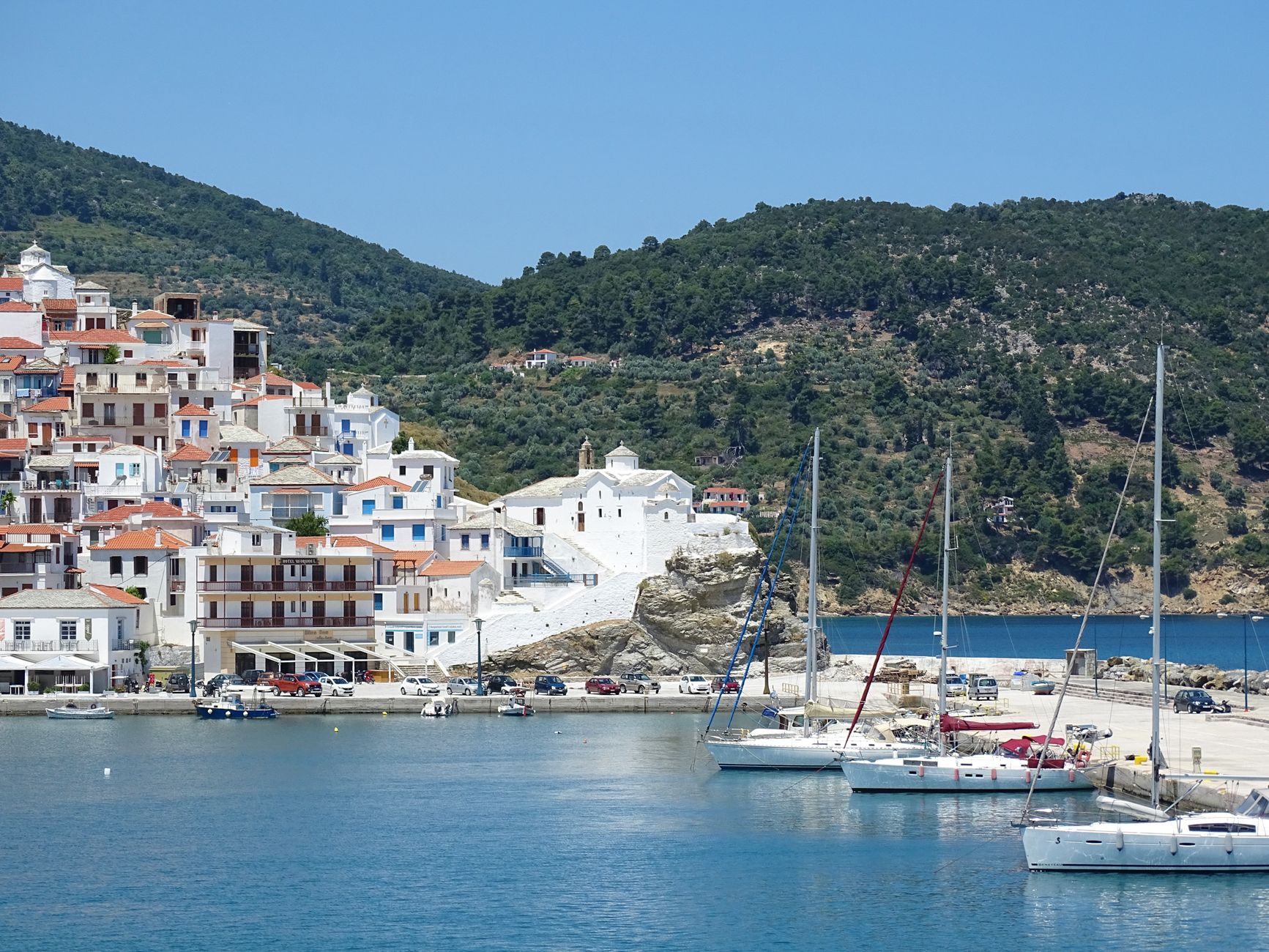 Playa de aguas turquesas en la isla de Skopelos, Grecia