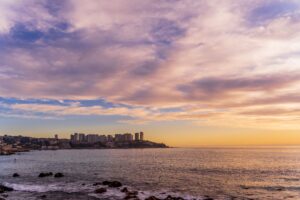 Vista panorámica de la costa de Viña del Mar al atardecer, Chile