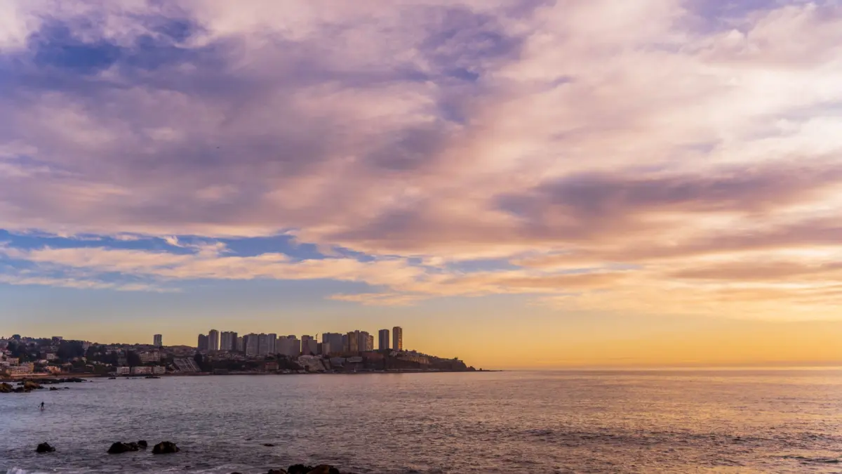 Vista panorámica de la costa de Viña del Mar al atardecer, Chile