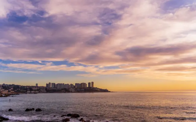 Vista panorámica de la costa de Viña del Mar al atardecer, Chile