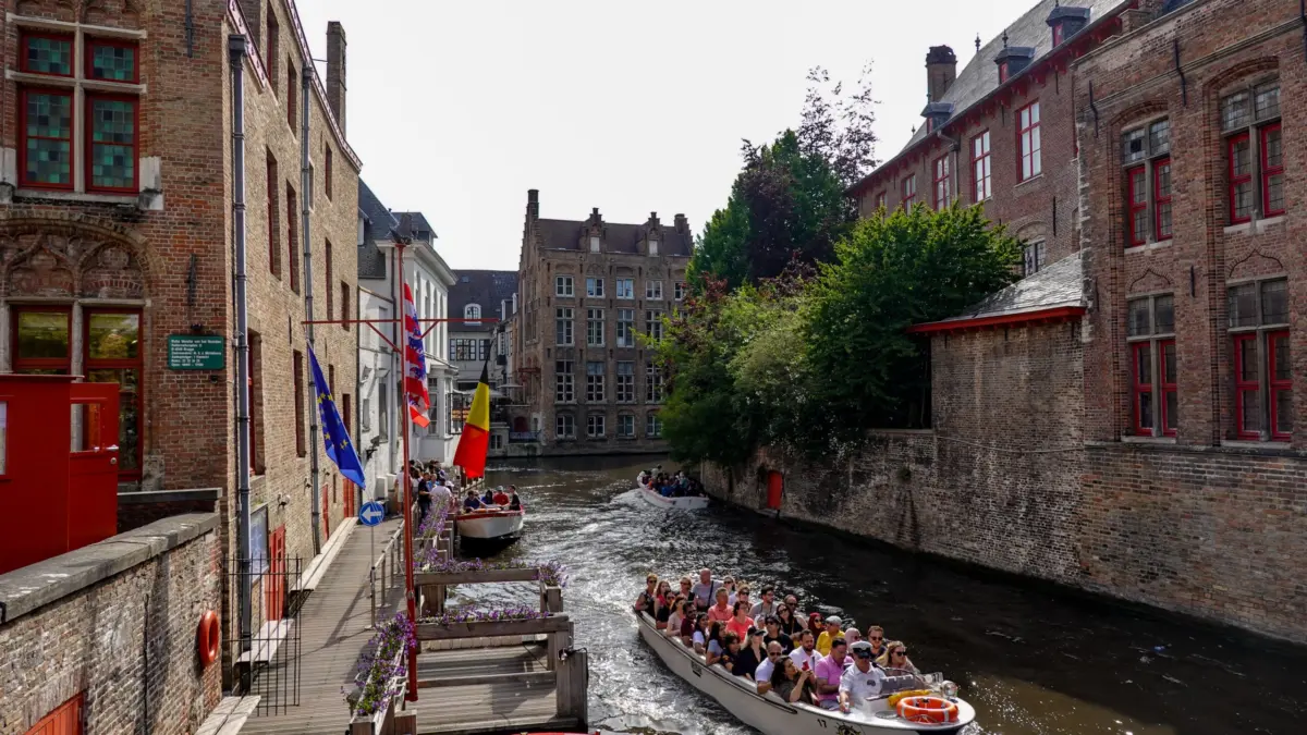 Canal de Brujas con barco turístico