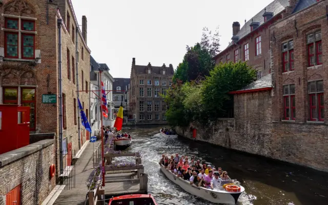 Canal de Brujas con barco turístico