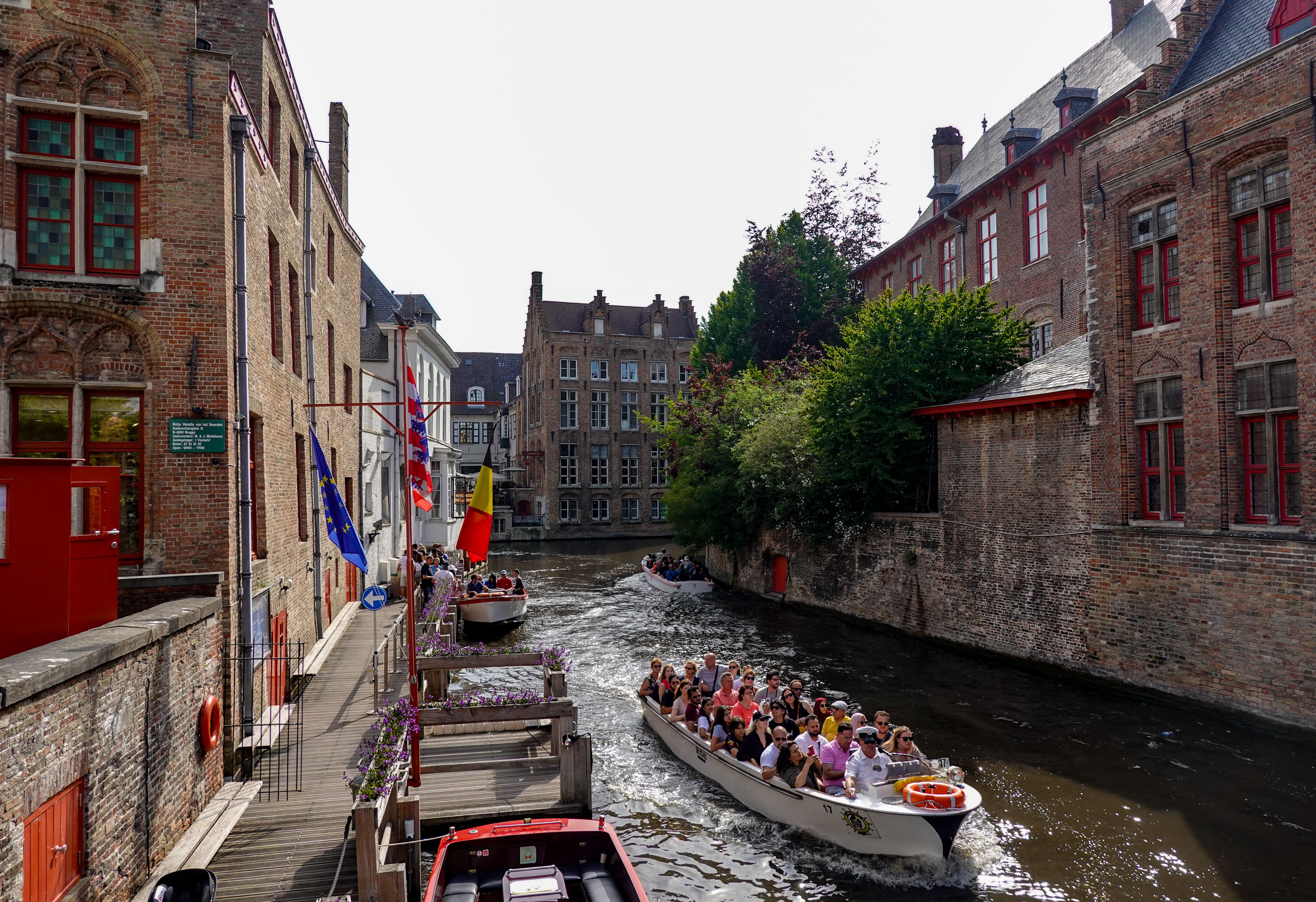 Canal de Brujas con barco turístico