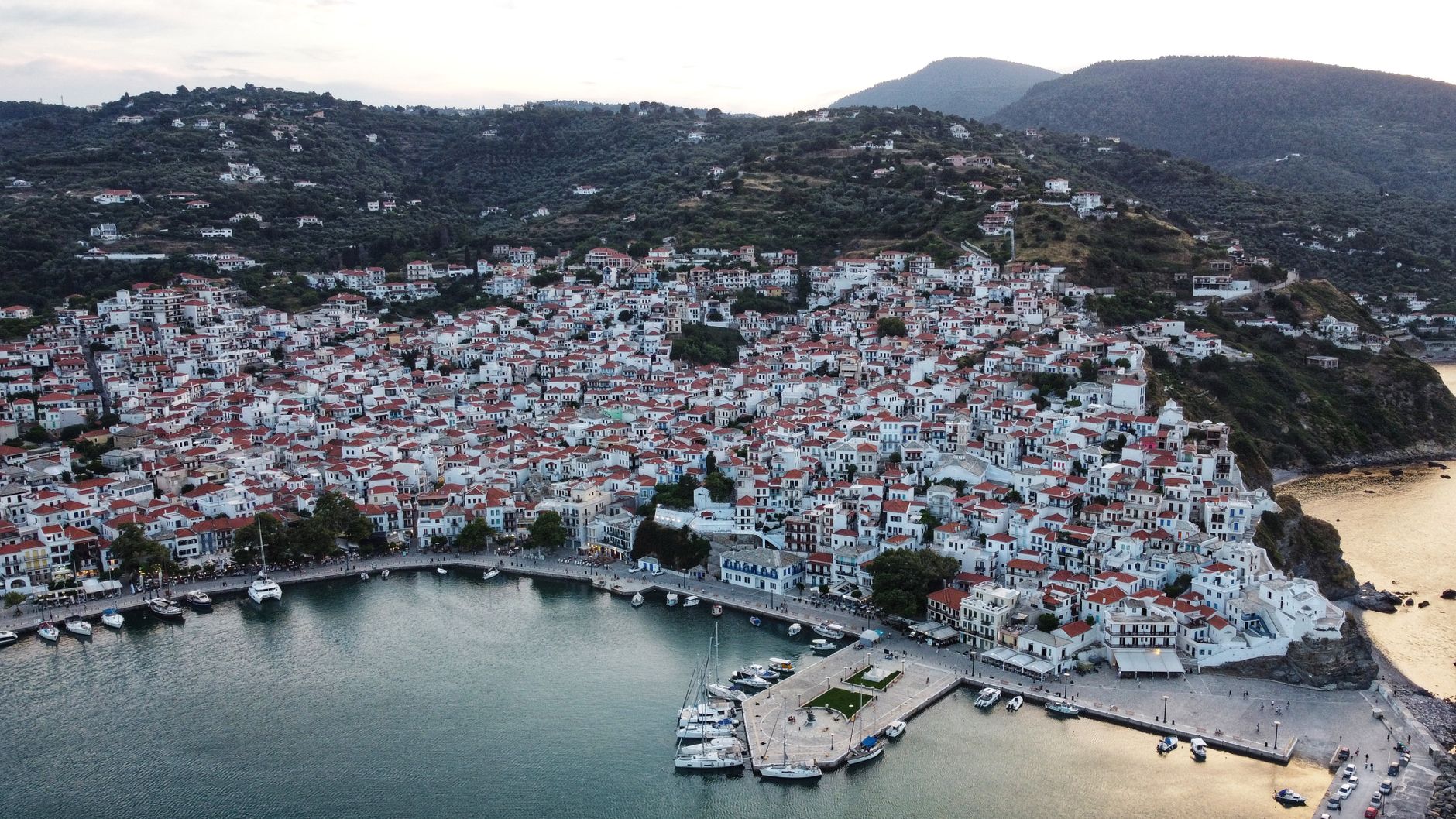 Vista de la isla de Skopelos, Grecia, con casas blancas y mar turquesa