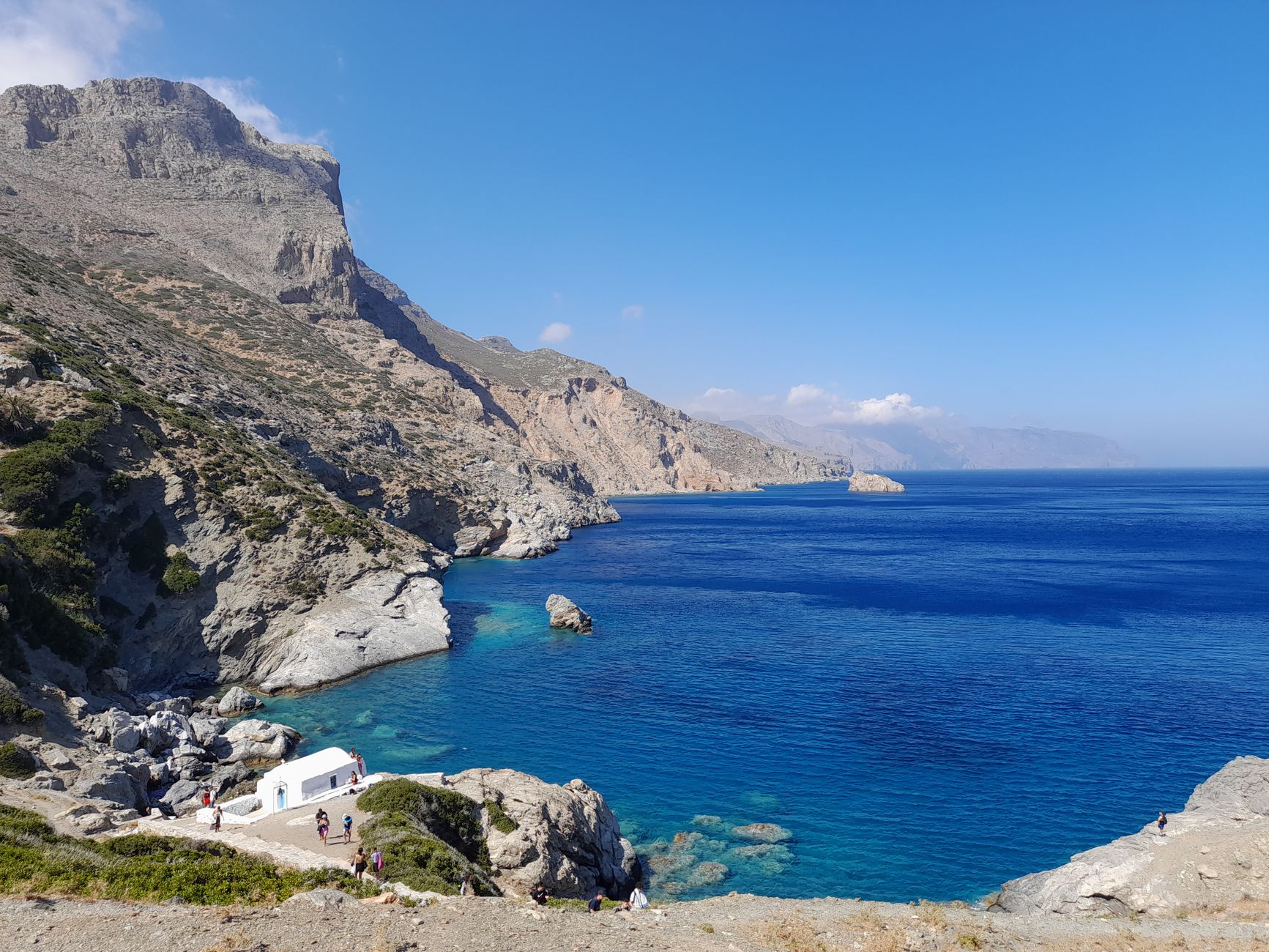 Capilla blanca sobre un acantilado junto al mar en una isla griega