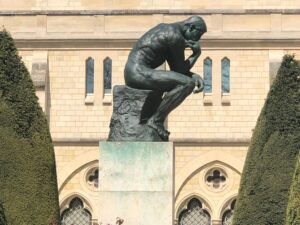Home Elementor 17 Escultura El Pensador de Rodin frente al edificio del Museo Rodin en París