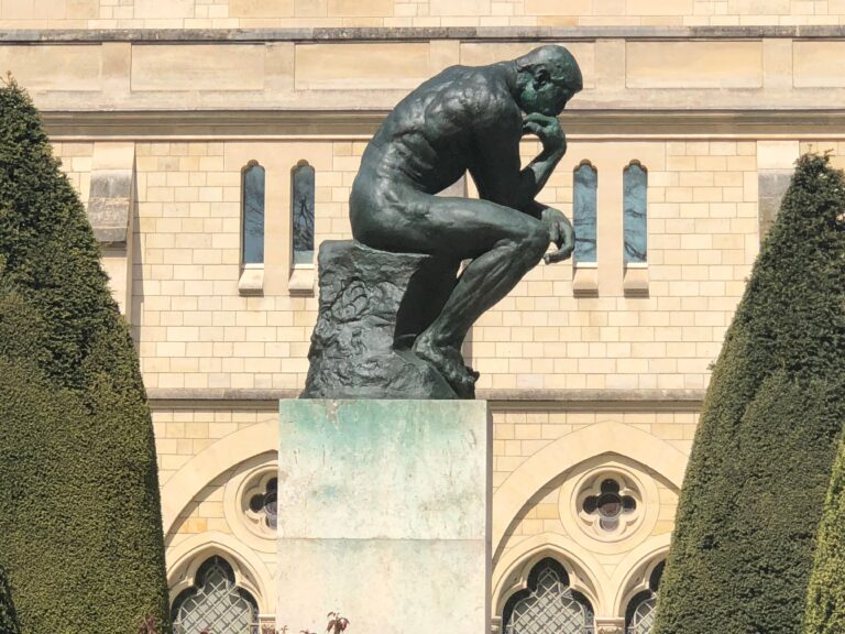 Home Elementor 5 Escultura El Pensador de Rodin frente al edificio del Museo Rodin en París